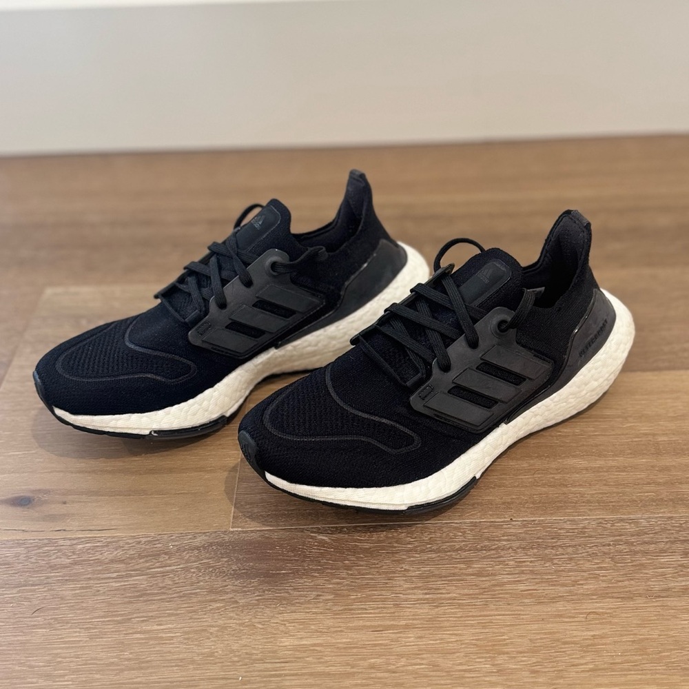 Like New! Women’s Adidas Black & White Sneakers (Size-7)